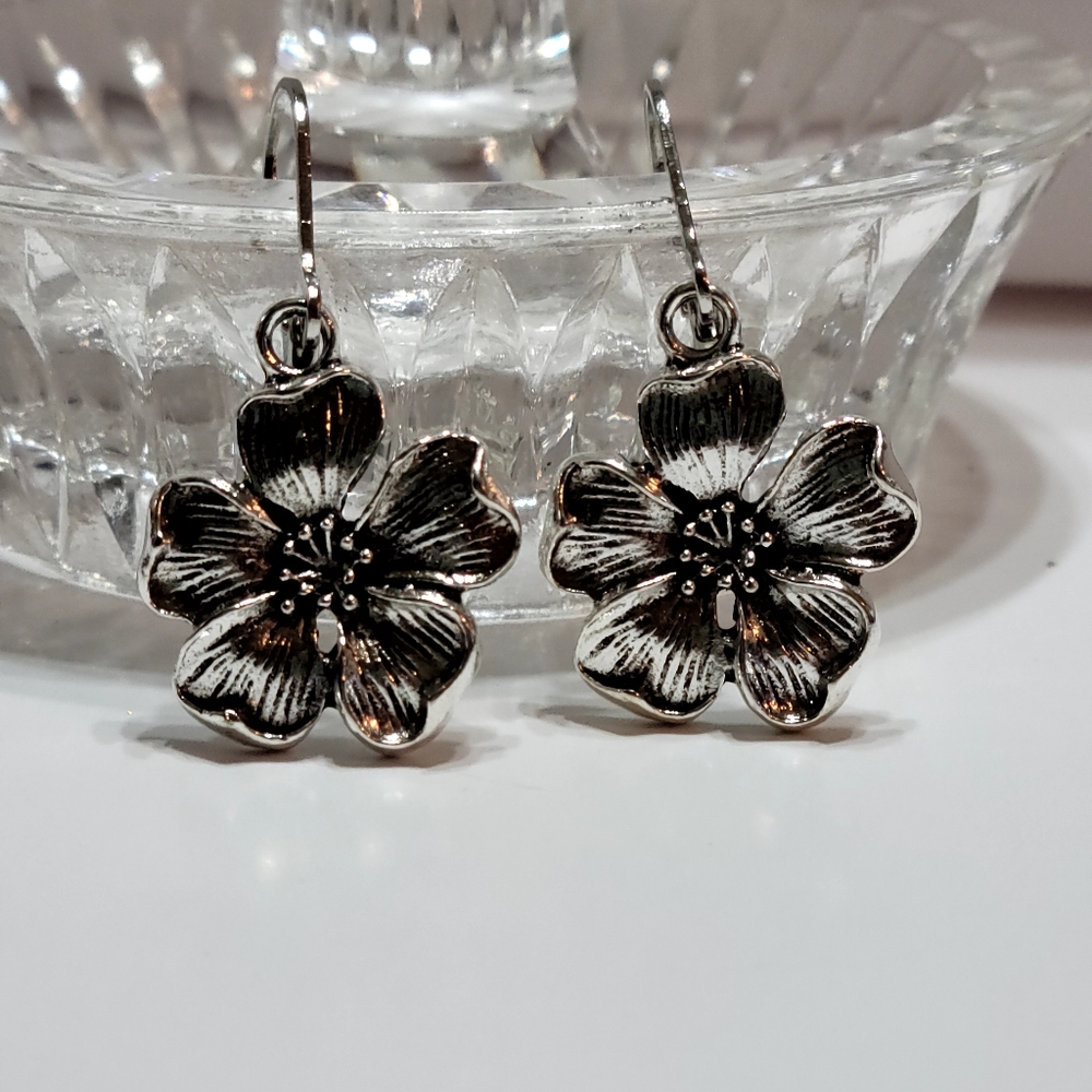 NWOT Womens Vintage Ĥoop Earrings Retro Flower Design For Female